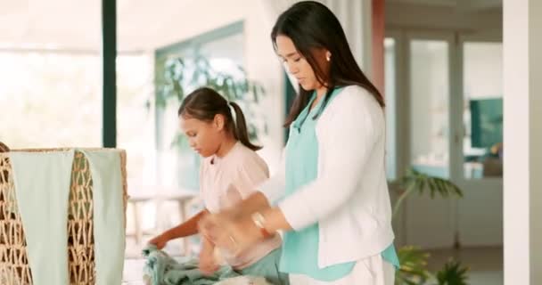 洗衣服 儿童和母亲折叠衣服 做家务 准备干净的织物 棉布或家用亚麻布 帮助母亲做新衬衫和料理家务的餐桌 支助和家庭孩子 — 图库视频影像