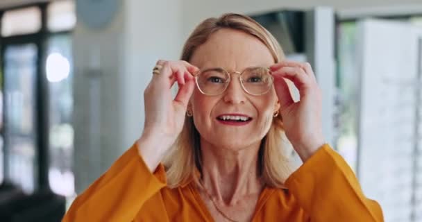 Optometría Gafas Cara Mujer Mayor Una Clínica Para Visión Cuidado — Vídeo de stock