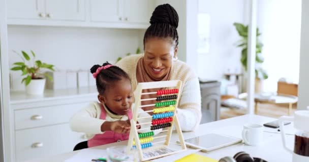 教育和数学与黑人家庭一起在厨房做作业 学习和创新 儿童发展 学校和在家里与母亲和女孩一起为教学 知识和学习提供支助 — 图库视频影像