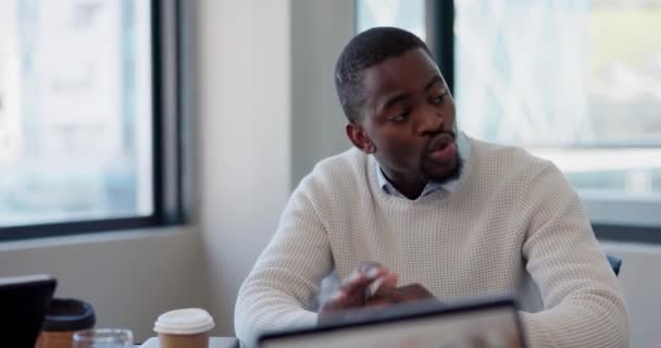 Liderança Conversação Homem Negro Uma Reunião Negócios Para Planejamento Notícias — Vídeo de Stock