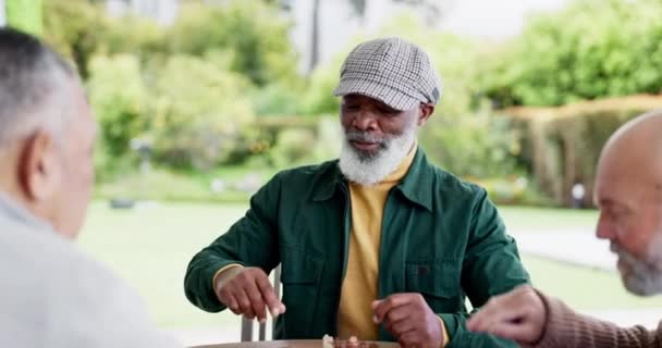 Šťastný Muž Šachy Hra Přáteli Pro Odchod Důchodu Parku Venku — Stock video
