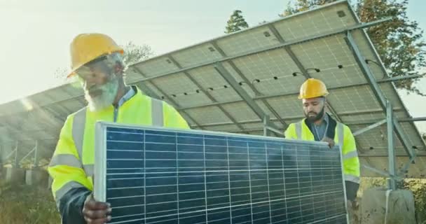 Команда Мужчин Солнечными Панелями Установки Возобновляемых Источников Энергии Наружного Обслуживания — стоковое видео