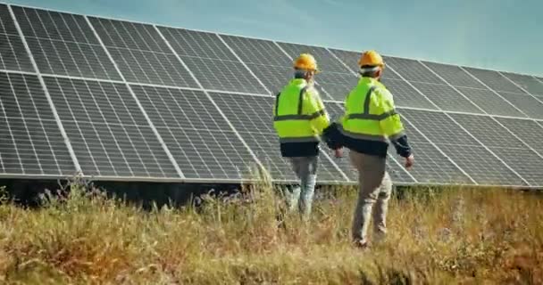 Uomini Camminata Lavoro Squadra Installazione Solare Sul Campo Tablet Energia — Video Stock