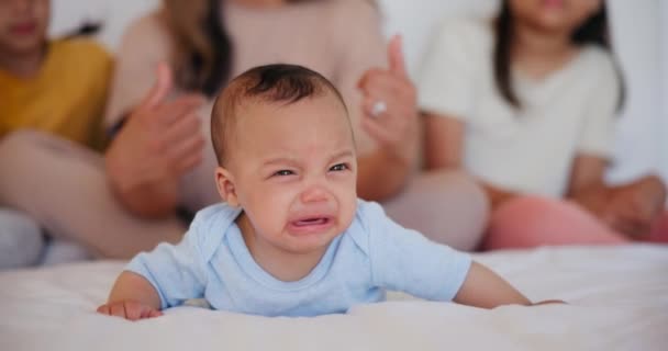 Dziecko Płacze Smutne Noworodki Łóżku Zmęczone Głodne Lub Sfrustrowane Wyczerpane — Wideo stockowe