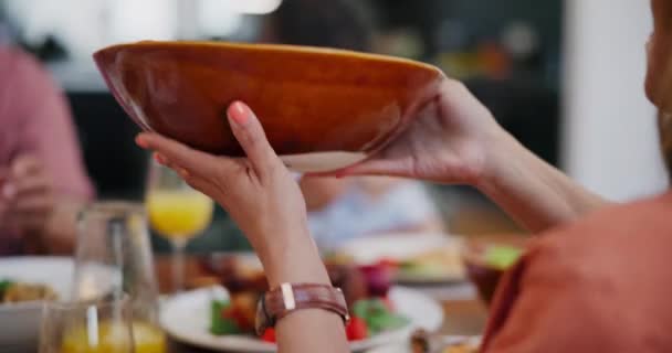 Comida Mãos Salada Para Almoço Sala Jantar Para Celebração Festa — Vídeo de Stock