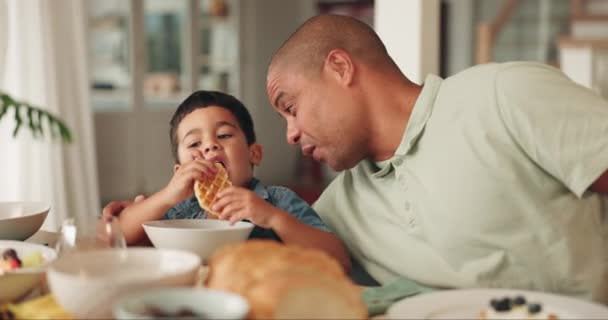 Ojciec Śniadanie Syn Jedzący Rano Gofry Jako Rodzina Będąc Razem — Wideo stockowe