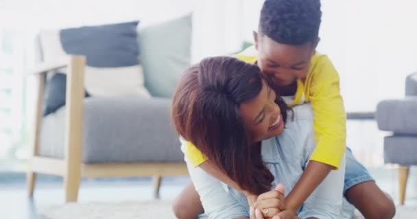 Afrikansk Mor Pojke Och Kram Hemma Med Skratt Umgänge Eller — Stockvideo