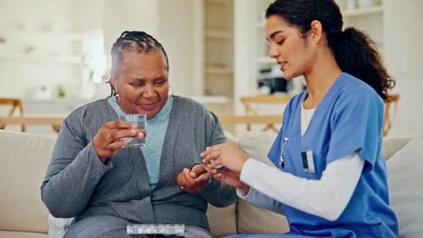 Medicină Femeie Vârstă Îngrijitoare Canapea Apă Ajutor Îngrijire Domiciliu Camera — Videoclip de stoc