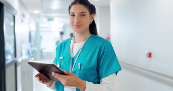 Krankenschwester Arzt Und Tablet Für Krankenhausdienste Gesundheitsforschung Oder Die Arbeit — Stockvideo