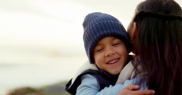 セキュリティ 母親と息子は 自然の中で旅行と幸せとビーチでの愛とケアを抱きしめています 寒い天気 週末旅行で信頼と安全な若い男の子 — ストック動画