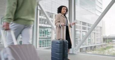 Havaalanı, bavul ve iş kadını köprüde ya da uluslararası fırsat için binalarda biletle yürüyor. Yolculuk, göç ya da tatil için bavul ve uçuş çizelgesi olan mutlu genç kişi.