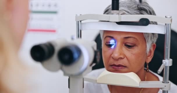 Soins Oculaires Test Laser Femme Bureau Avec Médecin Pour Vérifier — Video