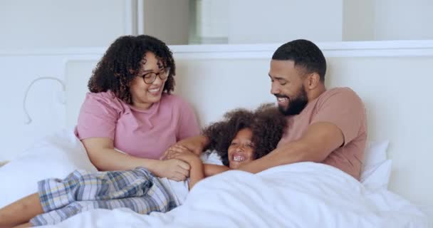 Parents Child Tickle Bed Communication Wellness Laughter Morning Love Together — Stock Video