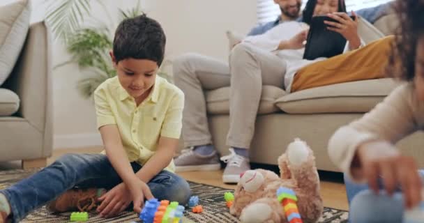Família Brincar Crianças Tapete Com Brinquedos Para Diversão Criativa Ligação — Vídeo de Stock