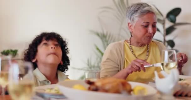 Thuis Kind Gelukkig Gezin Eten Bij Het Diner Viering Met — Stockvideo