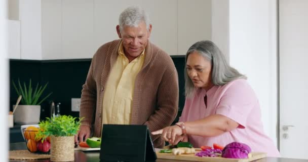 Gezond Koken Senior Paar Met Tablet Keuken Voor Online Recept — Stockvideo