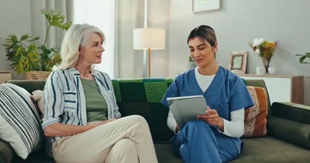 Senior Mujer Enfermera Con Tablet Para Consulta Comunicación Discusión Para — Vídeos de Stock