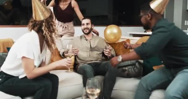 生日派对和惊喜 蛋糕或气球庆祝 爱和拥抱礼物袋或礼物在晚上 兴奋的一群人坐在沙发上 一边喝着香槟 一边吃着甜点过节 — 图库视频影像