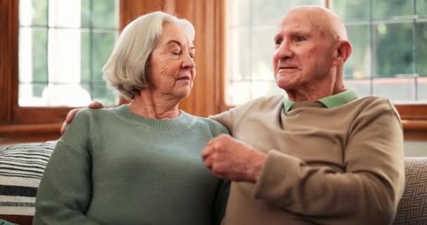 Idősek Pár Kommunikáció Gondozás Kanapén Házasság Szeretet Támogatásával Nappaliban Idős — Stock videók
