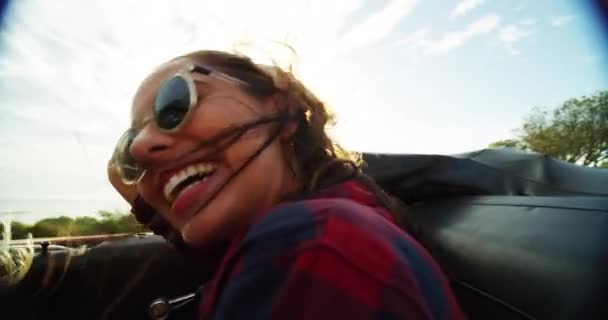 Kobieta Szczęśliwy Samochód Przygoda Plenerze Okulary Przeciwsłoneczne Uśmiech Wycieczce Zbliżenie — Wideo stockowe