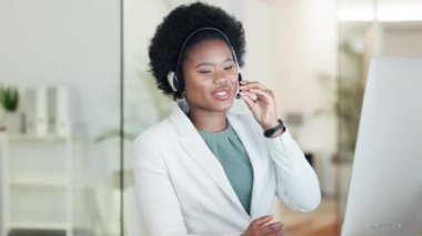 Şirket hizmetlerini tartışan iş stratejisi becerileri olan mutlu ekommerce destek ajanı ya da uzak müşterilere çevrimiçi sorgulamalar. Kadın satış danışmanı çağrı merkezinde mikrofonla konuşuyor..
