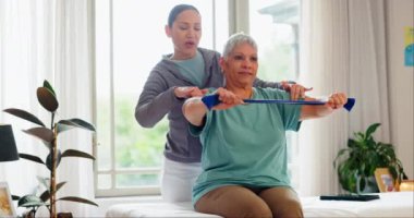 Fizyoterapist, bant ya da olgun bir kadın hareketli rehabilitasyon egzersizi için fizik tedaviye yardım ediyor. Kıdemli hasta, direnç ya da vücut veya kas esnekliği için fizyoterapi çalışması.