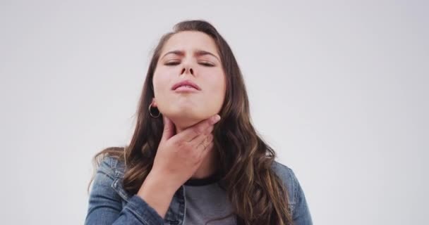Donna Tosse Mal Gola Con Allergia Soffocamento Mano Sul Collo — Video Stock