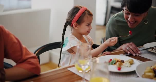 Παιδί Γιαγιά Και Οικογενειακό Δείπνο Για Τάισμα Στο Σπίτι Φαγητού — Αρχείο Βίντεο