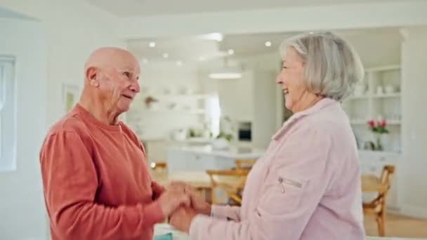 Starsza Para Taniec Szczęśliwy Domu Uśmiechem Miłość Romans Lub Nawiązywanie — Wideo stockowe