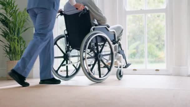 Fenster Krankenschwester Und Altenpfleger Rollstuhl Zweifel Und Zukunftsängste Ruhestand Und — Stockvideo