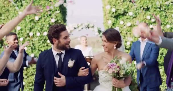 Hochzeit Liebe Und Konfetti Mit Paar Beim Empfang Für Romantik — Stockvideo