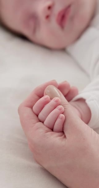 Dormir Amar Dar Mãos Com Bebê Cama Para Vínculo Cuidado — Vídeo de Stock