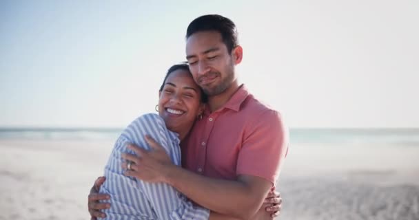 一对快乐的夫妇 在假期里微笑着面对海滩 放松浪漫的生活 户外的联系或者关心彼此的关系 女人和拥抱在沙滩上享受夏天的旅行或假期 冒险享受海上的阳光 — 图库视频影像