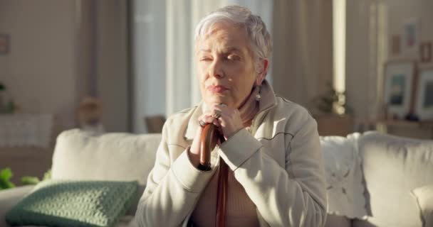 Hogar Pensamiento Anciana Con Depresión Memoria Recuerdo Con Pensamientos Asombro — Vídeos de Stock