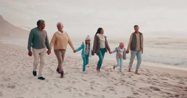 手を握り 大きな家族とビーチは そして新鮮な空気の中で結びつくために自然の中で歩きます 両親と祖父母と海を持つ愛 世代と子供たち リラックスしてバリ島を歩く — ストック動画