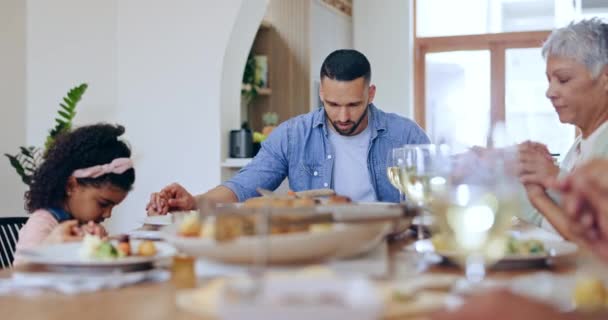 Big Family Dinner Celebration Home Praying Food Gratitude Thanks Dining — Stock Video