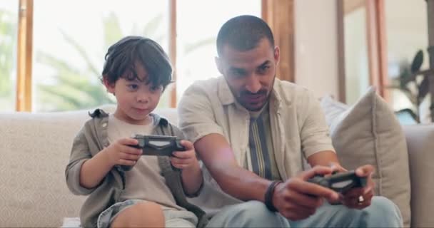 Far Pojke Och Spel Controller Soffan Undervisning Och Med Bindning — Stockvideo