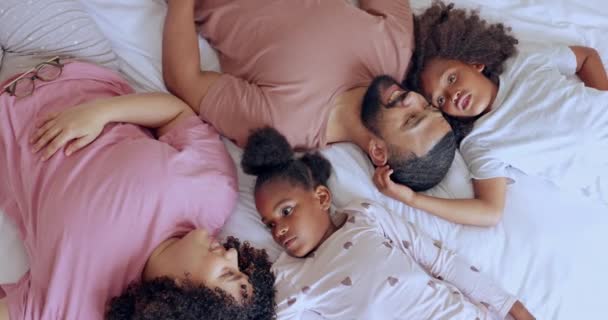 Οικογένεια Παιδιά Και Συζήτηση Στο Κρεβάτι Για Χαρούμενη Διασκέδαση Σύνδεση — Αρχείο Βίντεο