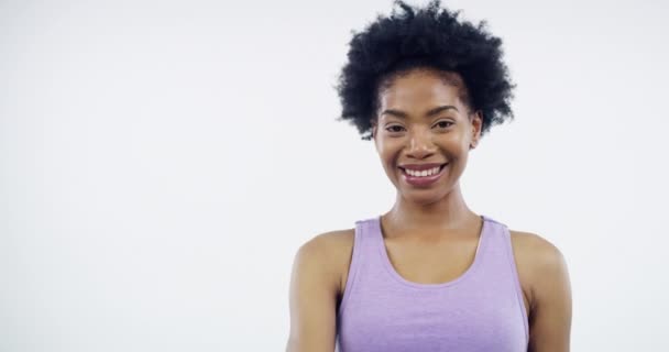 竖起大拇指 面对在工作室的运动 健康和兴奋的同意白色背景 快乐的非洲女孩 情志和有手语的图标 评论和健身反馈 — 图库视频影像