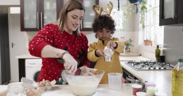 Boże Narodzenie Gotowanie Mama Dzieckiem Kuchni Pomaga Lub Uczy Się — Wideo stockowe
