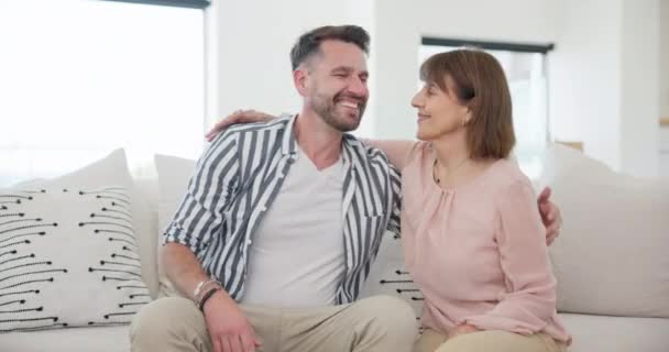 Smil Ansigt Mand Med Senior Mor Sofa Stuen Moderne Familie – Stock-video