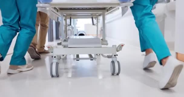 医生和腿在医院里为急救 Icu或快速手术而与床一起跑步 以拯救生命 医疗团体或鞋子因医疗 急救或支持而与担架一起匆忙关闭 — 图库视频影像