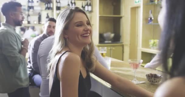 Nachtclub Gezelligheid Vrienden Met Een Vrouw Aan Bar Voor Alcohol — Stockvideo
