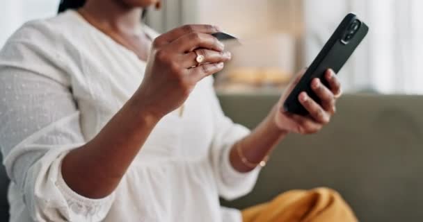 Kvinna Kreditkort Och Händer Med Telefon För Handel Betalning Online — Stockvideo
