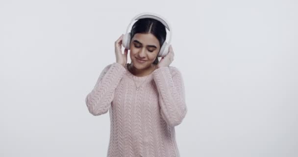 Kobieta Twarz Uśmiech Słuchawkami Studio Muzyki Słuchania Tańca Białym Tle — Wideo stockowe