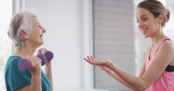 Ældre Kvinde Træner Med Håndvægt Til Fitness Motion Eller Træning – Stock-video