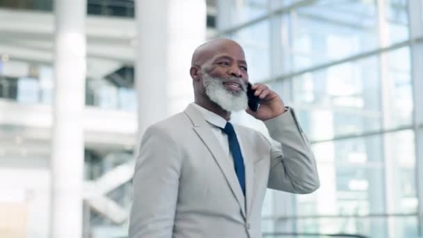 Llamada Telefónica Caminar Hombre Negocios Senior Oficina Hablando Por Teléfono — Vídeos de Stock