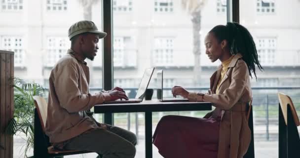 Cafe Zwarte Man Vrouw Met Een Laptop Teamwork Typen Met — Stockvideo
