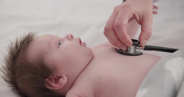 Bebeğim Steteskop Doktor Kalp Nefes Çocukların Sağlık Hizmetlerini Dinleyip Test — Stok video