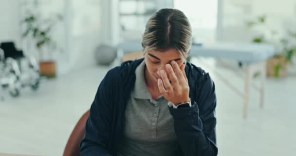 在理疗中 因工作 事业或职业压力而导致的面部 女性及头痛 女医生 孤身一人 因工作时间过长而精疲力竭 出错或精神不正常 — 图库视频影像